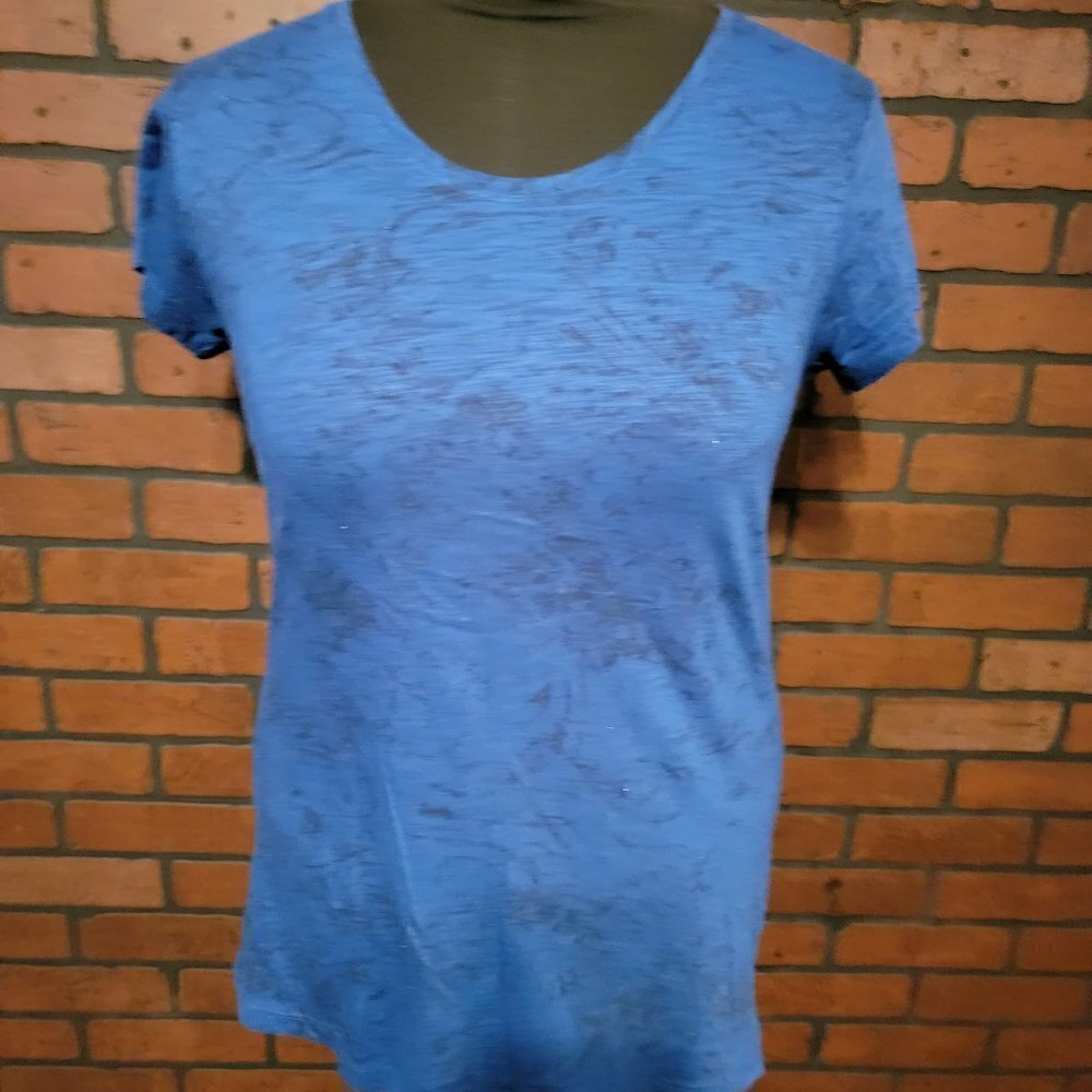 Daisy Fuentes My Favorite T  scoop Neck Slim Fit Cut Cap sleeves - Size LG. Blue